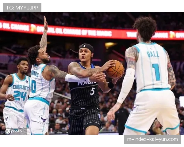 魔术班凯罗27+8+7率队七连胜，锋线群换防能力限制热火进攻空间